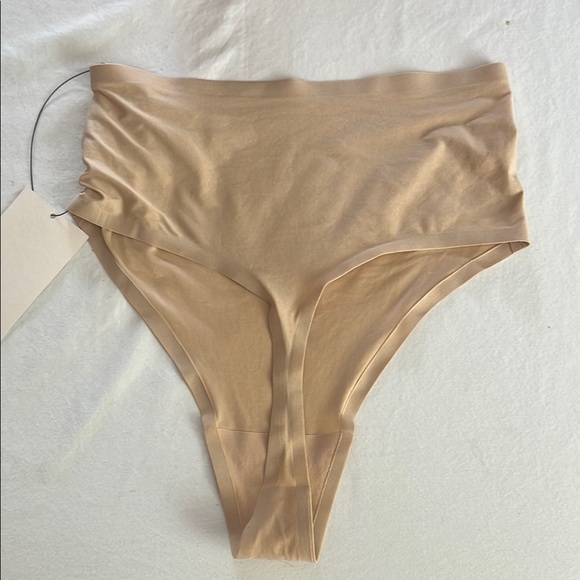 NWT TRUE & CO. ONE SIZE FITS MOST NUDE HIGHWAIST THONG SHAPEWEAR XS/TP-L - Picture 2 of 3